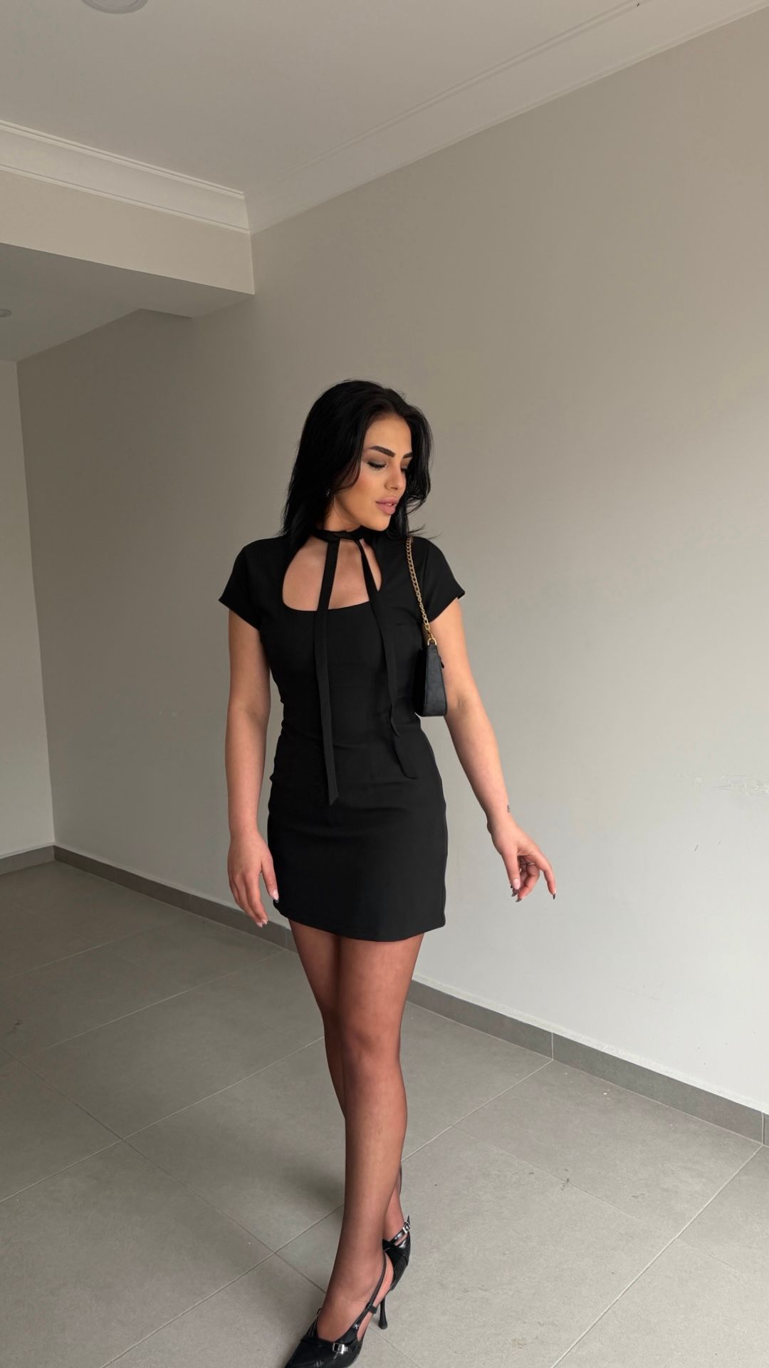 BOYUNDAN BAĞLAMALI MİNİ ELBİSE — görsel 3