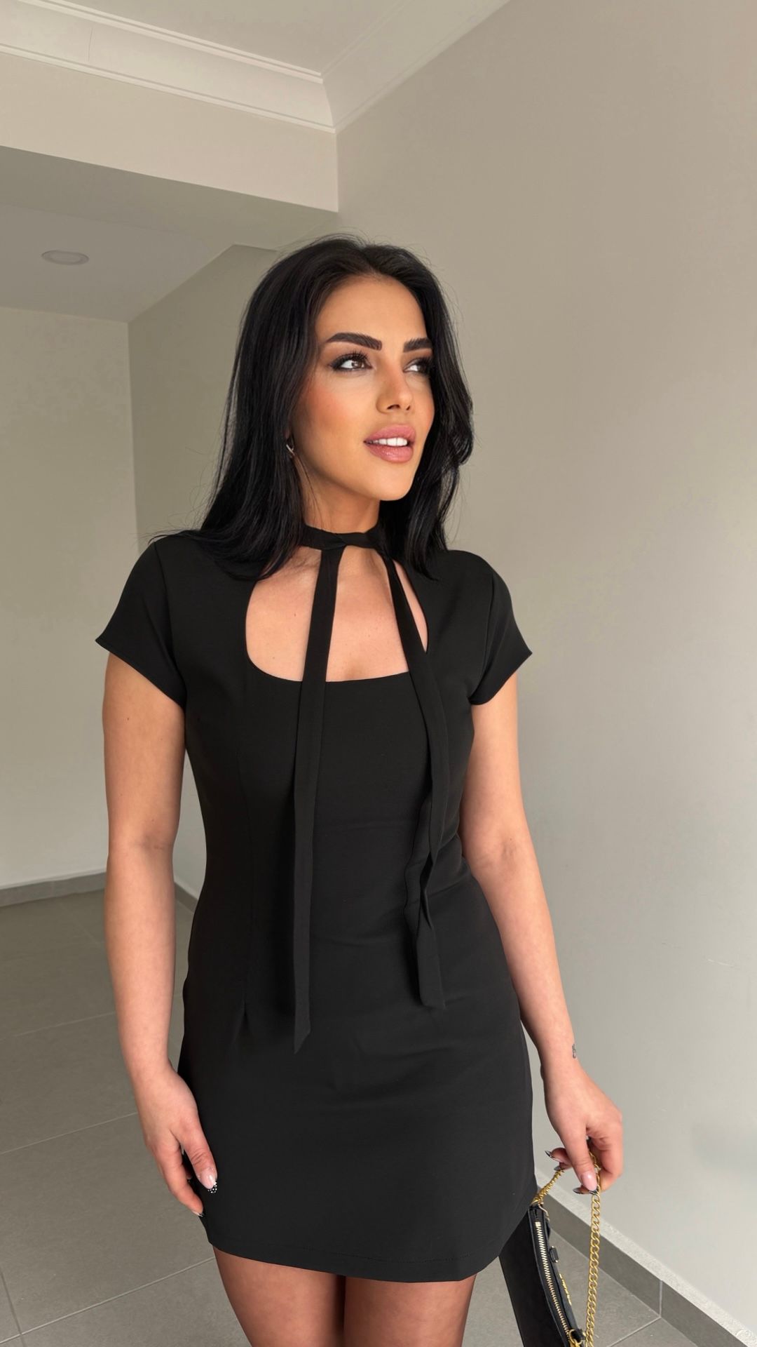 BOYUNDAN BAĞLAMALI MİNİ ELBİSE