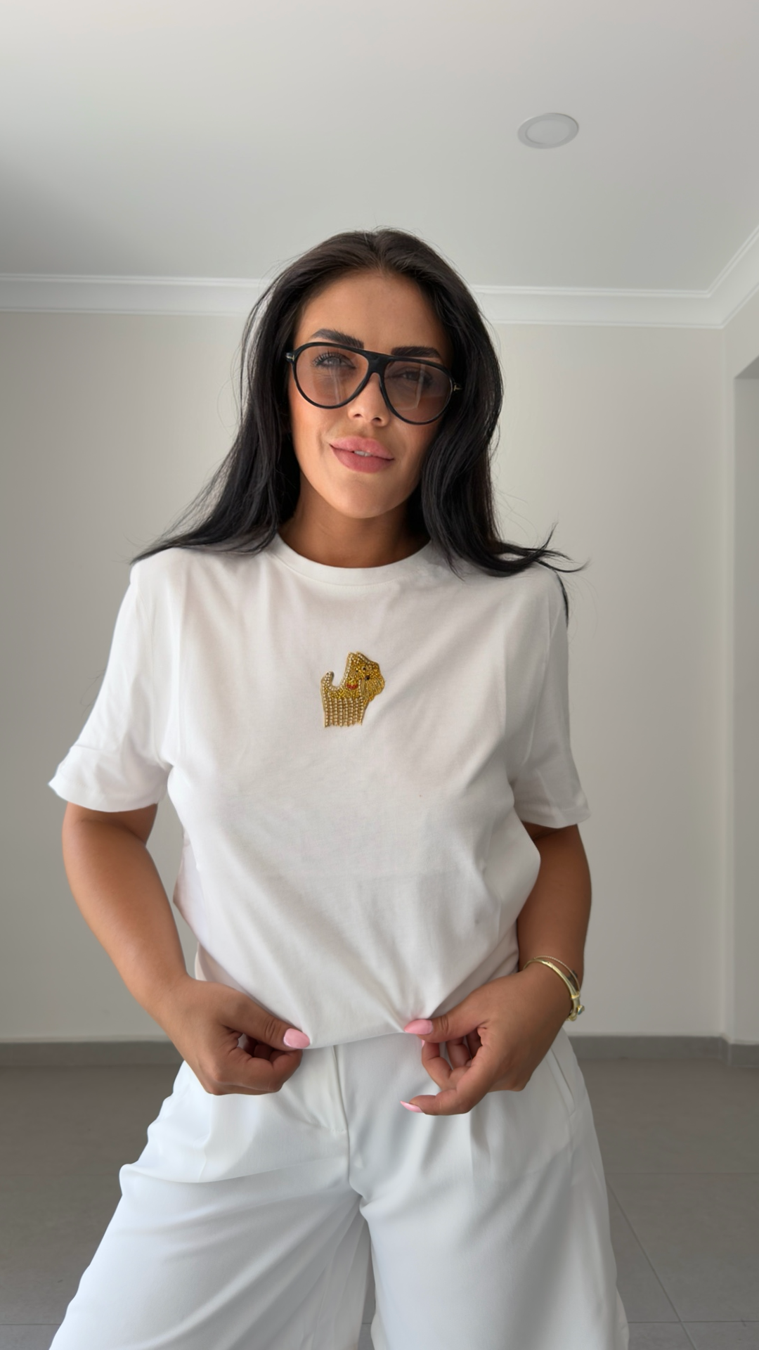 BİSİKLET YAKA KÖPEK BASKILI TAŞLI T-SHIRT — görsel 3