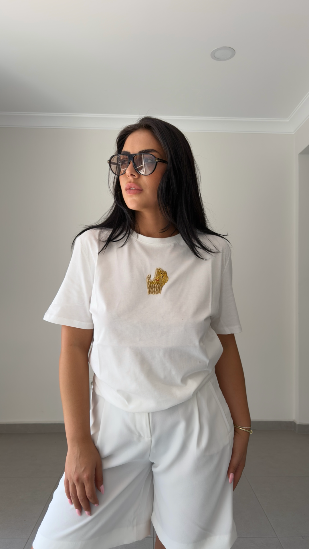 BİSİKLET YAKA KÖPEK BASKILI TAŞLI T-SHIRT — görsel 4