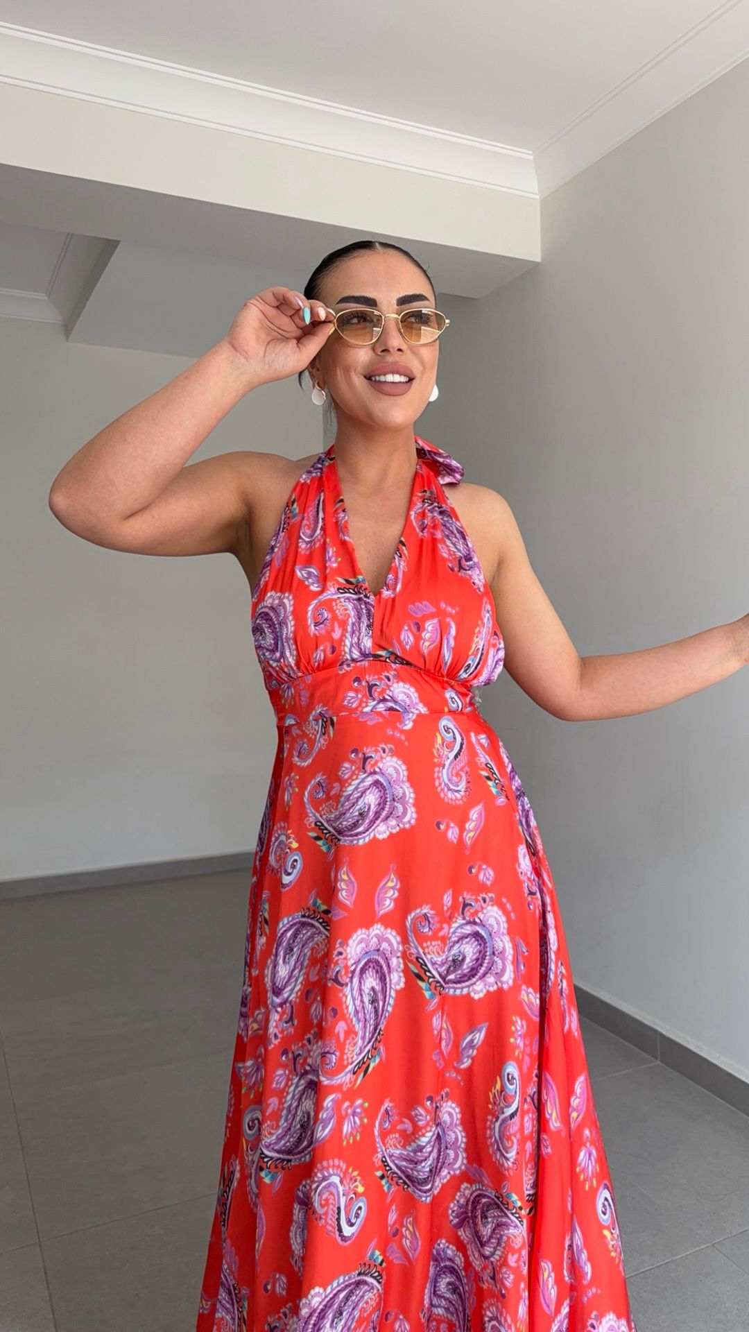 SATEN BOYUNDAN BAĞLAMALI RENKLİ ELBİSE — görsel 3