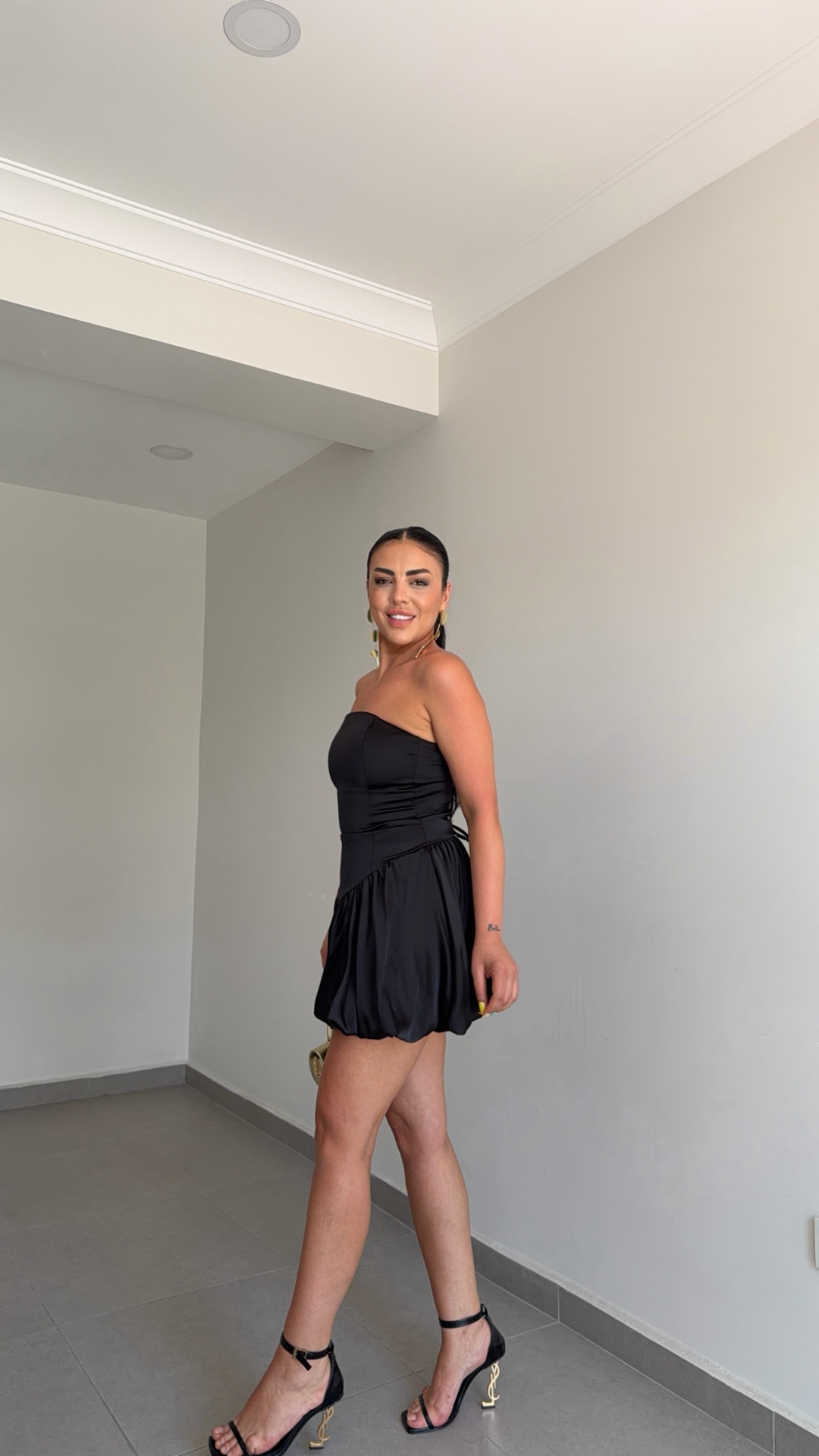 SATEN BOYUN DETAY STRAPLEZ ELBİSE — görsel 5