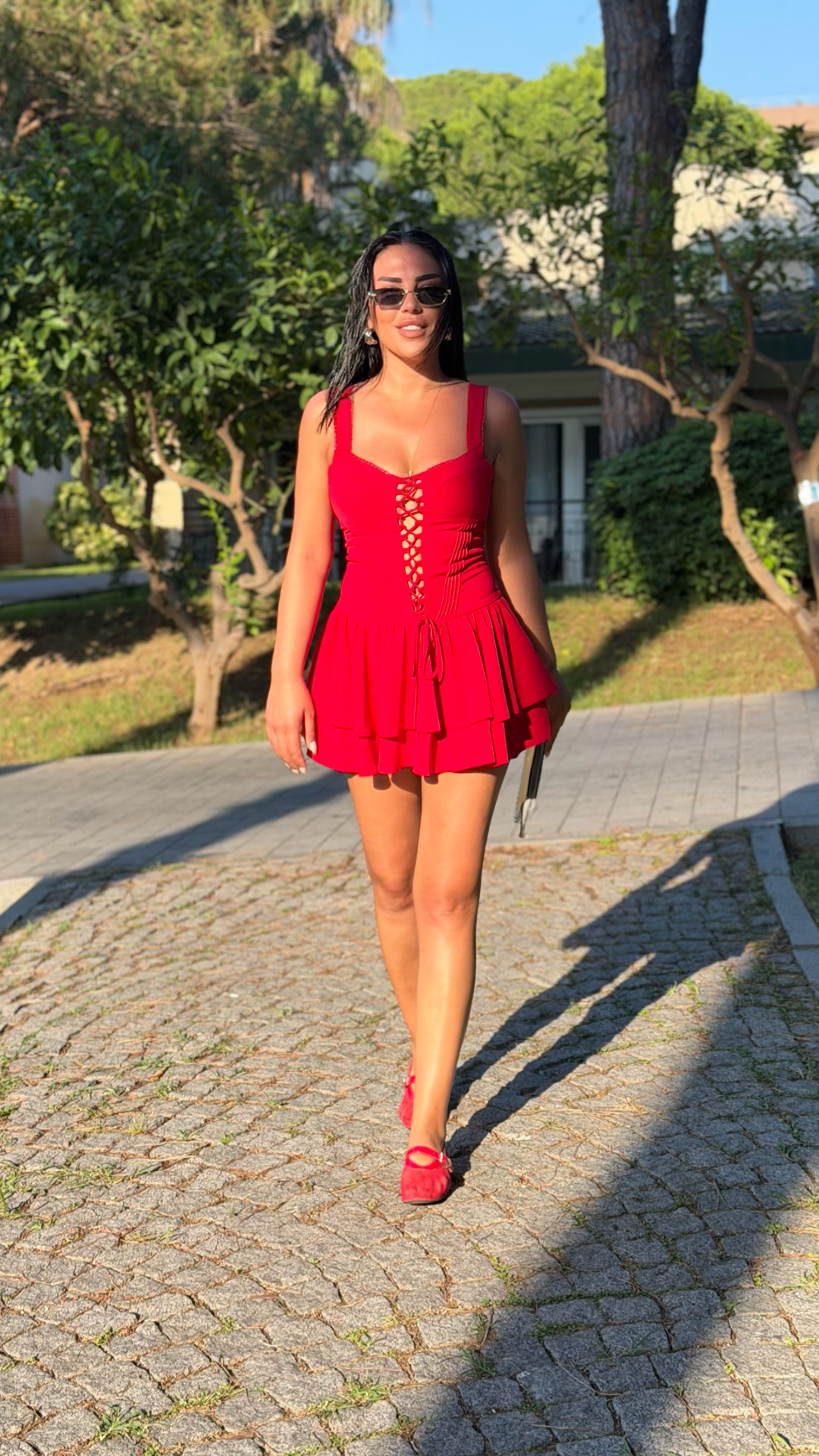 BİRİTLİ ASKILI ÖN DETAY MİNİ ELBİSE