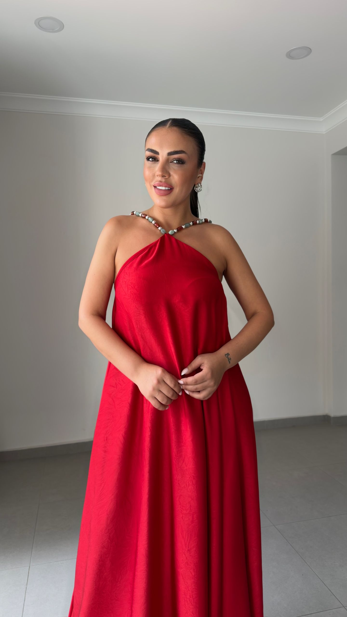 BONCUK ASKILI MAKSİ SATEN ELBİSE — görsel 6