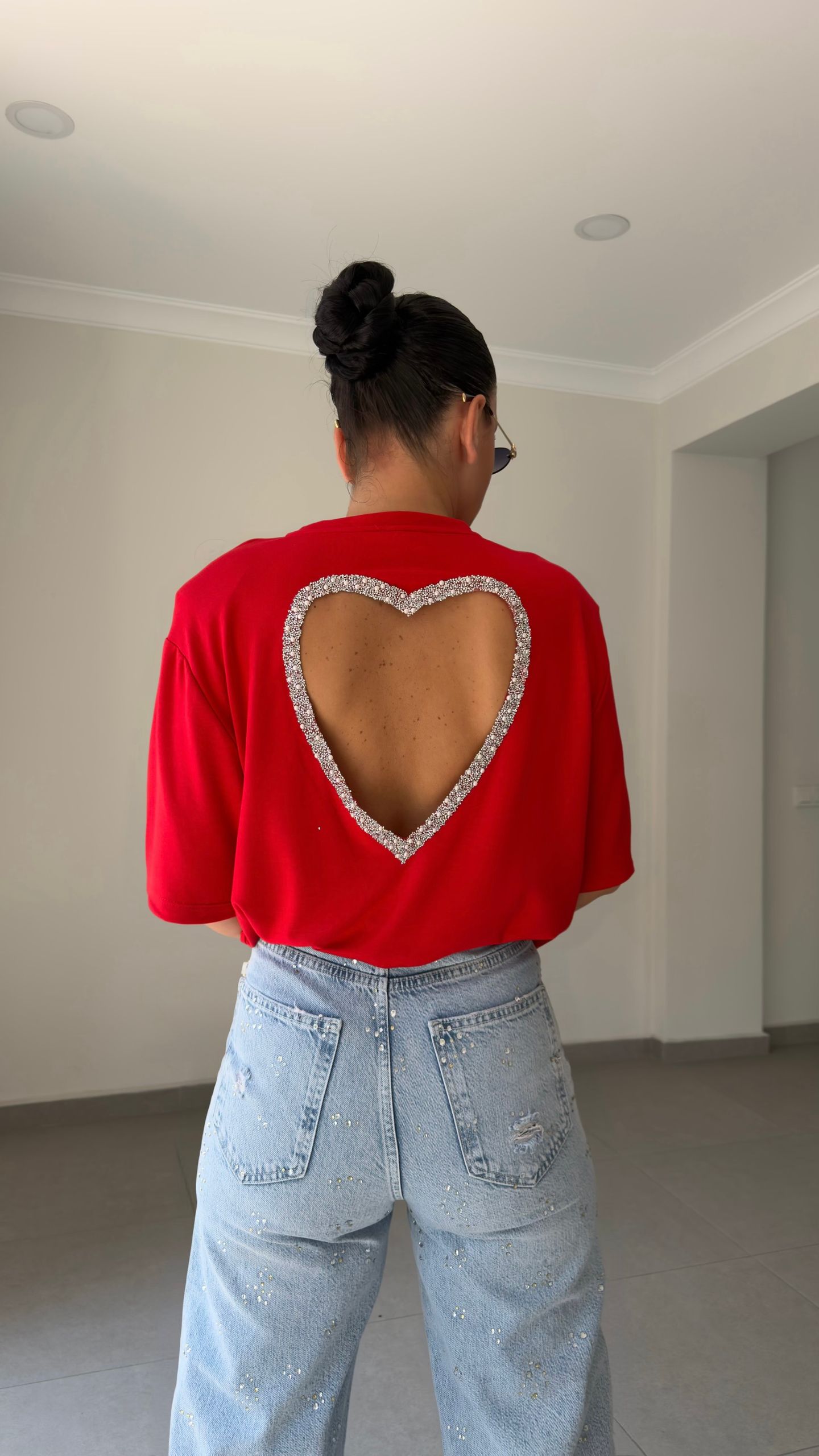 SIRT TAŞLI KALP DETAY T-SHIRT — görsel 4