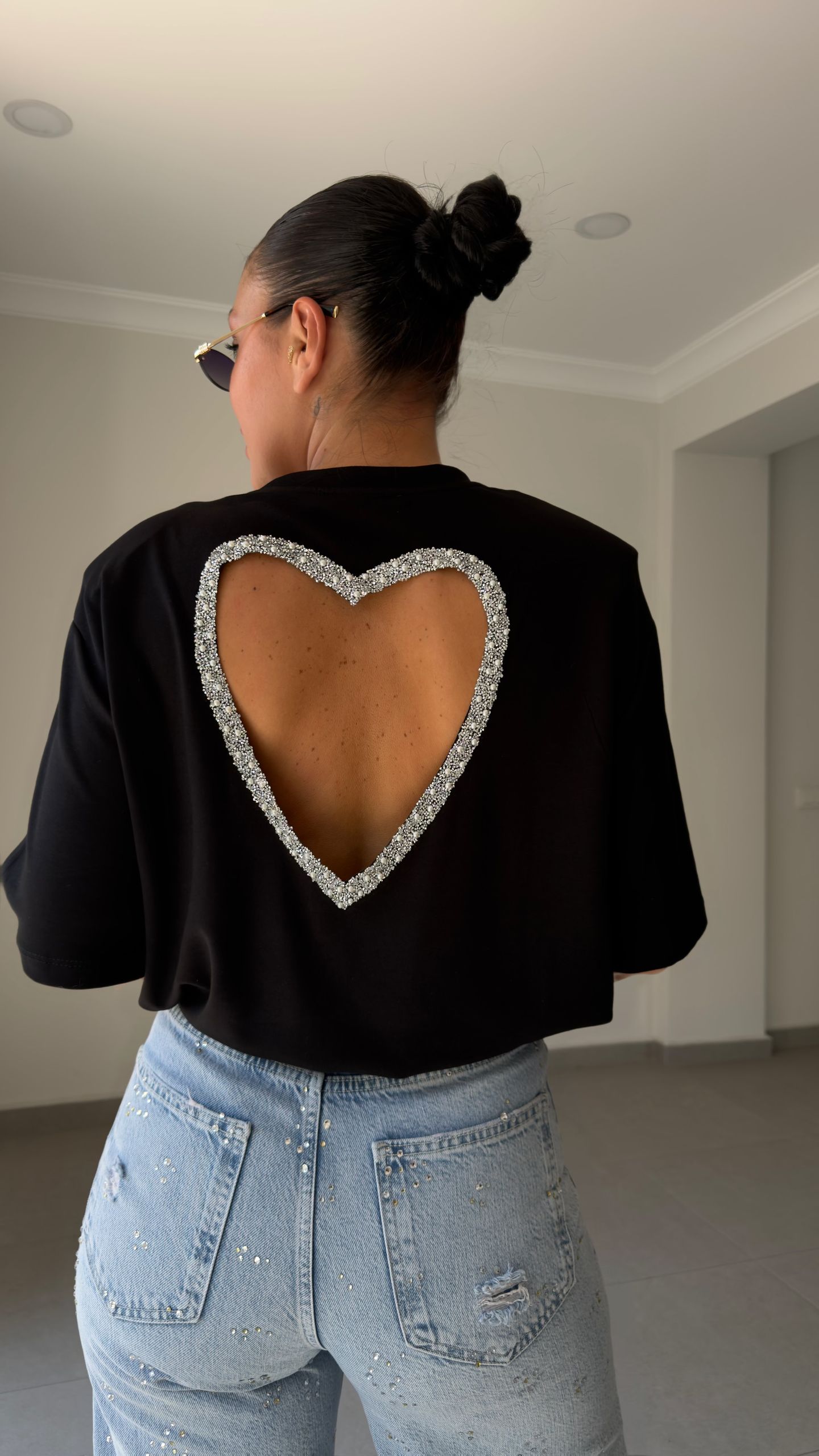 SIRT TAŞLI KALP DETAY T-SHIRT — görsel 3