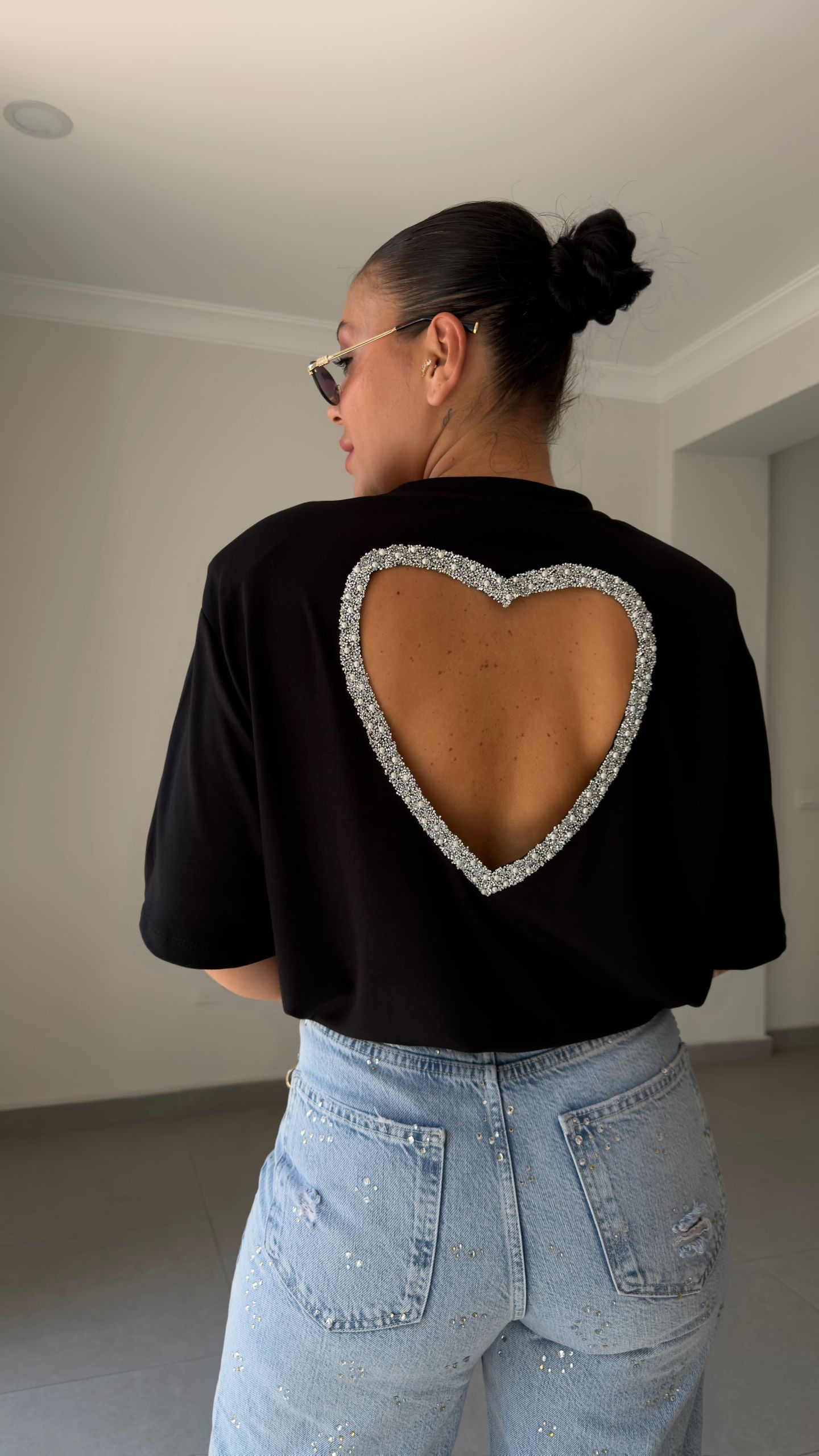SIRT TAŞLI KALP DETAY T-SHIRT